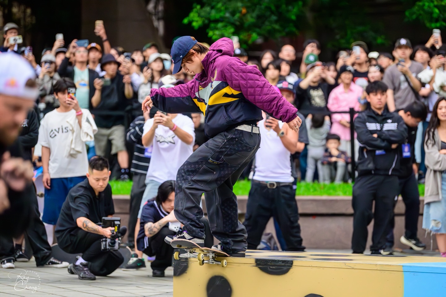 滑板選手在 Red Bull Spot Check Taipei 現場起板,觀眾在背景觀看